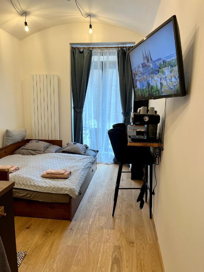 Studio V Prizemi S Kuchyni A Koupelnou Prága Kültér fotó